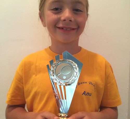Победителка от Джани РоДари в турнир на частните училища